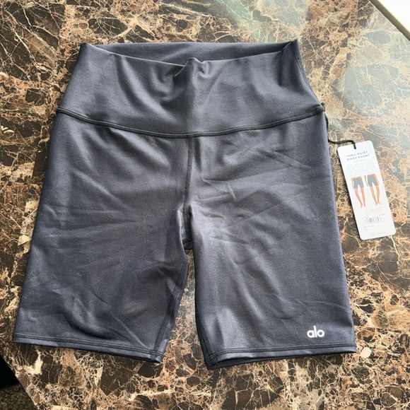 ALO yoga black biker shorts NWT - Picture 3 of 17